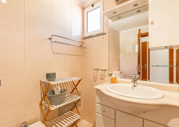 Bright Modern 2br Near Cristo Rei דירה
