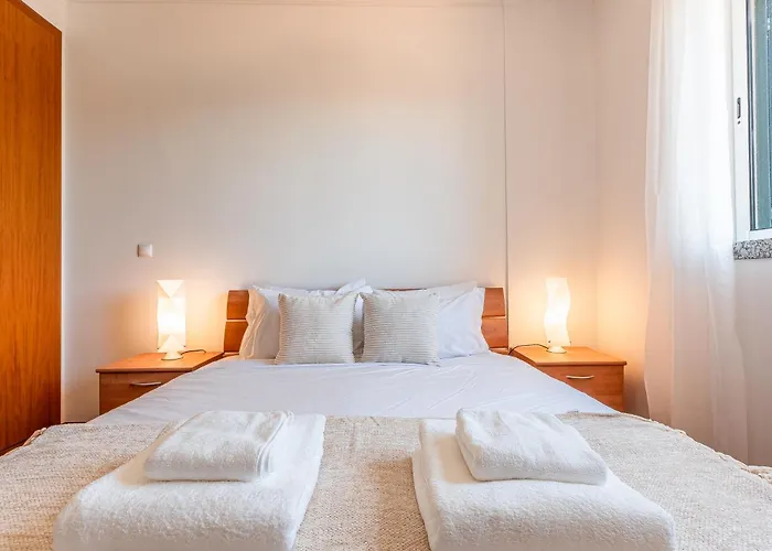 Bright Modern 2br Near Cristo Rei דירה