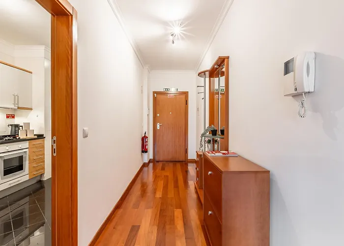Bright Modern 2br Near Cristo Rei דירה *