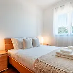 Apartman Bright Modern 2br Near Cristo Rei *